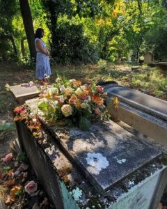 I Saw a Woman Throwing away the Flowers I Placed on My Mom’s Grave – Her Truth Altered My Life