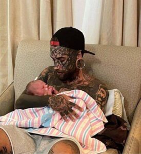 Dad whose body is completely covered in tattoos undergoes transformation for the sake of his young daughter