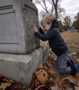 Boy Goes to Visit Twin Brother’s Grave, Doesn’t Return Home Even at 11 p.m.